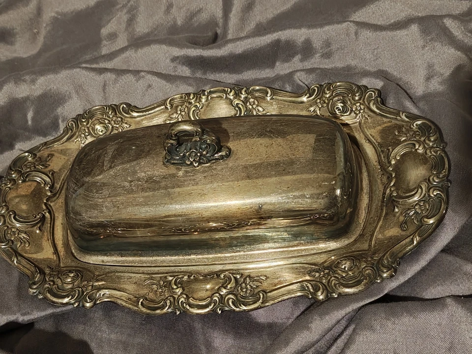 Recipiente de mantequilla vintage plateado cubierto de ley con tapa Foto 1 de 4