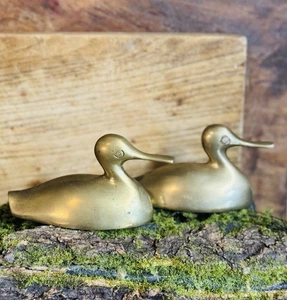 2 Stück Vintage Paar kleine massive Messing Enten Statue Figuren Jagd Briefbeschwerer MCM - Bild 1 von 8