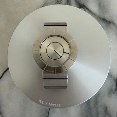 Reloj de cuarzo Issey Miyake VJ20-0010 de acero inoxidable usado con caja y papeles Foto 1 de 4