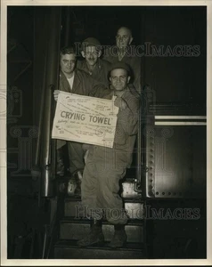 1950 Press Photo Army Officers with "Crying Towel" Depart for Training Station - Picture 1 of 2