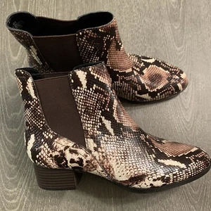 Alex Marie Schlangenledermuster geprägtes Leder zum Überziehen Stiefeletten 6,5 UVP 99 $ - Bild 1 von 4