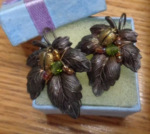 Vtg ESTATE JEWELRY Bronze Color LADY BUG Green Glass Bead LEAF Pierced Earrings - Picture 1 of 7
