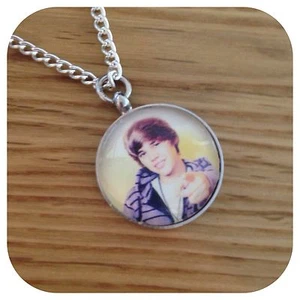 Collar colgante estrella del pop Justin Bieber x - Imagen 1 de 2