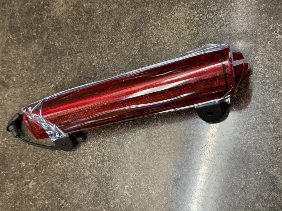 Conjunto de tercera luz de freno Dorman 923-203 para Chevrolet GMC Yukon Foto 1 de 4