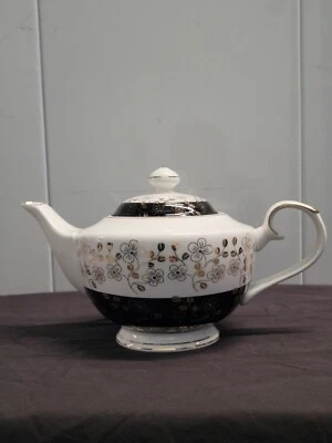 Tetera Grace's blanca con detalles florales negros y dorados usada en excelente estado Foto 1 de 4