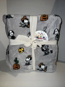 Peanuts Snoopy Western Mummy Pumpkin Halloween Grey Blanket Queen NEW - Picture 1 of 3