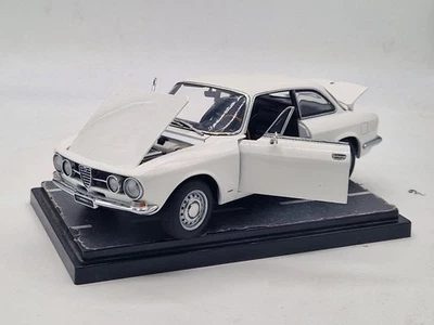 ALFA ROMEO 1750 GTV - Autoart - Scala 1/18 - Immagine 1 di 4
