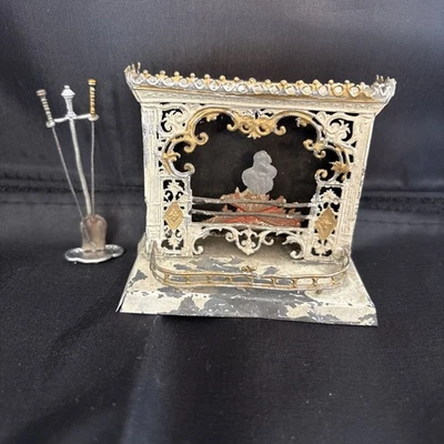 Antigua chimenea alemana de metal dorado ornamentado y herramientas casa de muñecas miniatura pequeña Foto 1 de 4