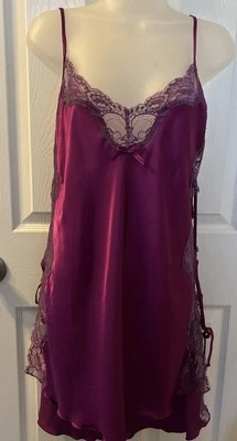 Camisola feminina Intimate Attitudes cetim brilhante 1X renda roxa curta com cadarço laterais - Imagem 1 de 4