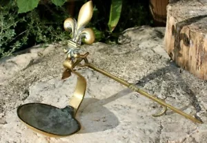 lampe a huile en bronze a décor de fleur de lys - Imagen 1 de 6