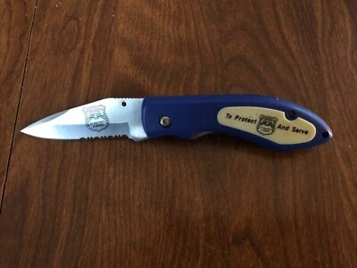 Cuchillo Plegable “Para Proteger y Servir” Mango Azul Acero Inoxidable Hoja Dentada Foto 1 de 4
