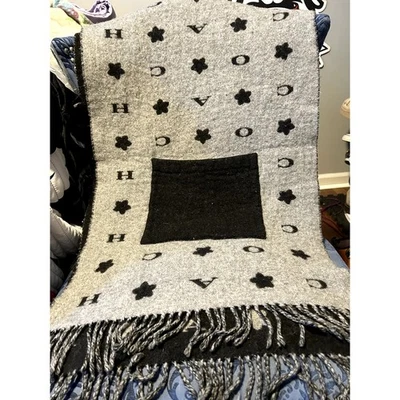 Bufanda silenciadora Coach gris y negra de gran tamaño con bolsillos Foto 1 de 4