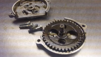1971 Honda SL 100  Oil Pump w Gear & Bolts   G2-7 - Imagem 1 de 4