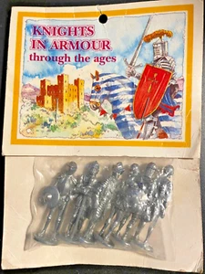 Vintage "RITTER IN RÜSTUNG Thru the Ages" 6 Druckguss-Zinklegierung, 1,5" Figuren - UK - Bild 1 von 3