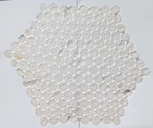 Tapete de mesa de ganchillo hexagonal blanco roto 100 % algodón hecho a mano vintage 24" x 31" - Imagen 1 de 5