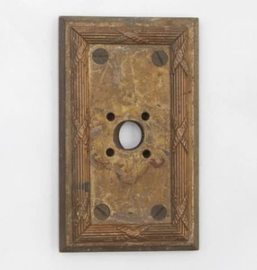 Placa de pared eléctrica de latón fundido recuperado - Imagen 1 de 3