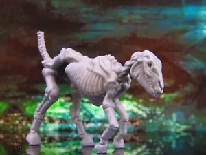 Undead Scheletral Scheletro Cavallo Posa Un Miniatura Modellino Personaggio Figura - Foto 1 di 6
