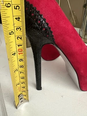 "Tacones de aguja H By Halston talla 5 de gamuza roja y cuero... tacón 5,25""" Foto 1 de 3