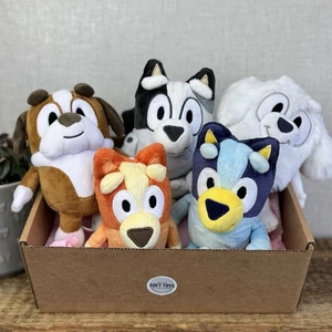 Cbeebies Bluey TV Figur Plüsch Konvolut - Bluey, Bingo, Winston, Muffin, Lila - Bild 1 von 7