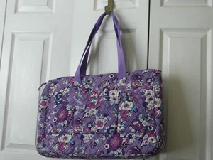 Vera Bradley lila Reise-/Computertasche - ca. 19" x 14" x 7" - zwei Hauptabschnitte - Bild 1 von 8
