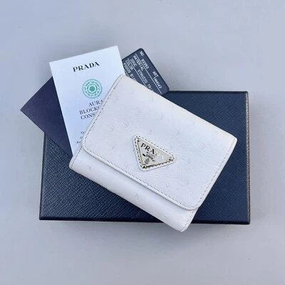 Cartera compacta de cuero de avestruz blanco Prada con caja y tarjeta Foto 1 de 4