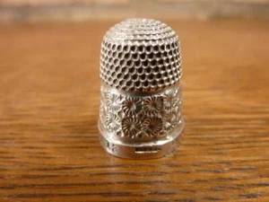 A nice Antique size 13 Henry Griffith Thimble Hallmarked silver Birmingham 1910 - Picture 1 of 1