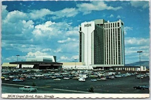 Cartolina MGM Grand Hotel Reno Nevada NV parcheggio auto Wie Street Tower edificio - Foto 1 di 2