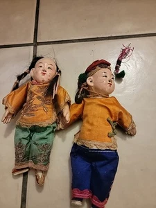 ANTIKE KOMPOSITION CHINESISCHE WEIBLICHE UND MÄNNLICHE PUPPE IN BESTICKTER SEIDENKLEIDUNG - Bild 1 von 6