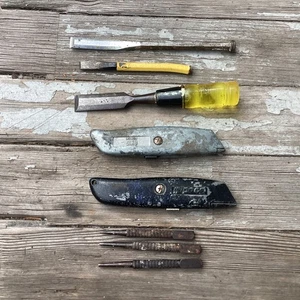 asst. quality tools: 3 chisels, set of 3 nail setting punches, 2 utility knives - Picture 1 of 6