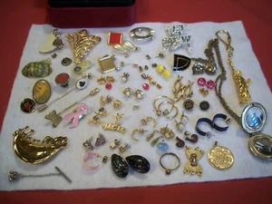 Riesiges Vintage Schmuck Konvolut Ohrringe, Pins, Halskette & viele seltsame Teile & Box - Bild 1 von 8