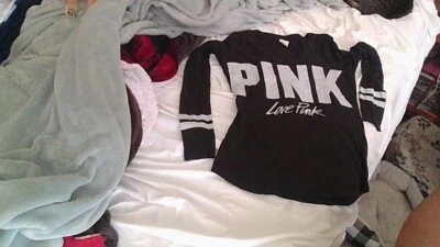 Camisa Victoria's Secret XS Negra LOVE PINK Gris Logo Frontal Gris Rayas Larga Slv Foto 1 de 4
