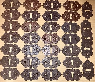 ЛОТ ИЗ ВИНТАЖНЫХ ЛАТУННЫХ АНТИКВАРНЫХ ПЛАСТИН ДЛЯ КРЫШКИ ОТВЕРСТИЙ ДЛЯ КЛЮЧЕЙ СКЕЛЕТ - Изображение 1 из 2