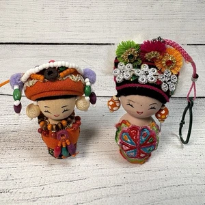 3" Mini asiatische Puppen Lot 2 Ornamente Stoffe Perlen Holz traditionelle Kostüme - Bild 1 von 6