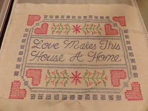 Handkreuzgenäht "Liebe macht dieses Haus zu einem Zuhause" 12x10 Bergungsrand - Bild 1 von 2