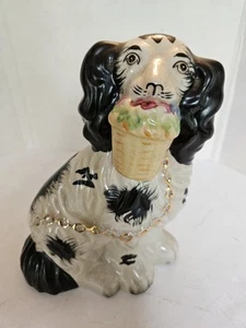 Vintage Staffordshire Hund schwarz weiß Hund mit Blumenkorb 7,5" - Bild 1 von 6