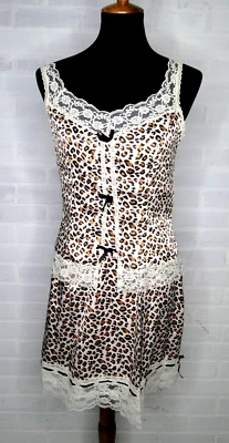 Conjunto de salón pijama vintage con estampado de leopardo Rosalie con encaje cami top y falda med. Foto 1 de 4