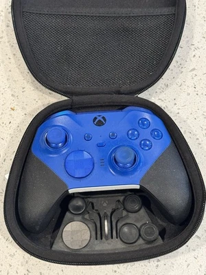 Microsoft Xbox Elite Series 2 Core azul con estuche de carga/almacenamiento. Foto 1 de 4