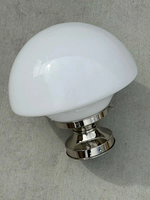 Accesorio grande vintage de vidrio opalino con pantalla de níquel pulido semi-al ras para escuela Foto 1 de 4