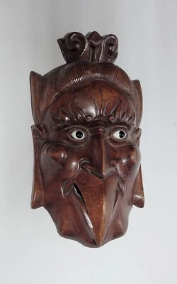 Máscara de parede, rosto de karasu tengu, duende da montanha, madeira marrom, olhos de vidro, Japão - Imagem 1 de 4