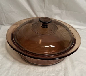 Cazuela de colección Vision Corning 2,5 cuartos de galón acanalada ámbar con tapa - Imagen 1 de 8