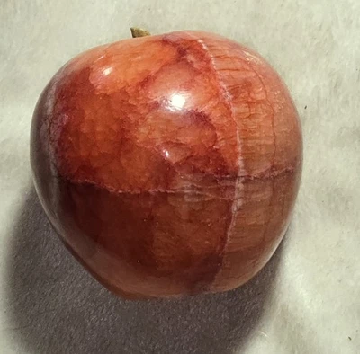 Fruta de piedra roja manzana alabastro italiano vintage con tallo de madera color jaspeado Foto 1 de 4