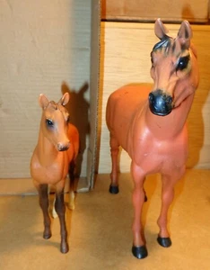 2 ANTIGUAS FIGURAS DE CABALLO DE PLÁSTICO RANCHO CINTA AZUL VINTAGE - Imagen 1 de 9