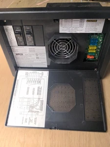Chargeur de batterie pour fourgon de camping-car et convertisseur ACDC Power Center WFCO WF-8740 40 ampères Arterra - Photo 1 sur 6