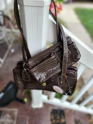 Brown Purse Leather With 4 Diffent Pockets Lots Of Room.plu Pocket On The Front - Image 1 of 4