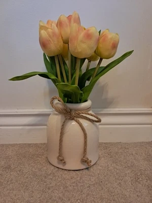 Jarrón de cerámica con tulipanes amarillos - artificial - 13" de alto Foto 1 de 3