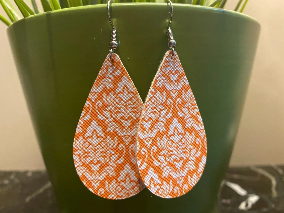 Серьги из искусственной кожи - оранжевый слезоточивый дизайн - 095 - Изображение 1 из 1