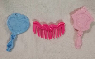 Lote/3 Accesorios de Belleza para el Cabello Muñeca -- Cepillo de Pelo Rosa Espejo Azul Peine Rosa Caliente  Foto 1 de 4