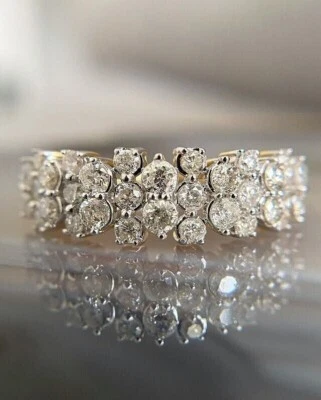 Anillo de banda para mujer con racimo de diamantes creado en laboratorio de corte redondo de 2 quilates acabado en oro amarillo Foto 1 de 3