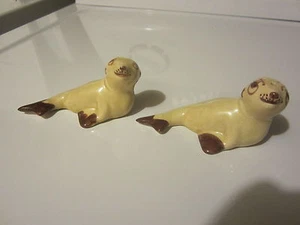 JUEGO VINTAGE DE SELLOS DE COLOR BLANCO Y MARRÓN SALERO Y PIMENTERO 3 1/2 " - Imagen 1 de 5