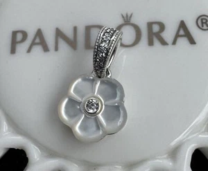 Auténtico colgante floral luminoso Pandora #390386MOP - Imagen 1 de 4